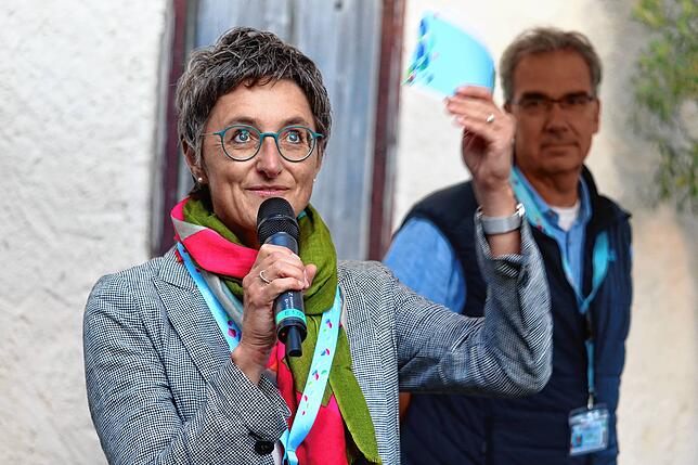 Dienstag, 17.50 Uhr: Die beiden Landesgartenschau-Geschäftsführer Edith Heppeler (links) und Roland Leitner begrüßen die Gäste zur ...