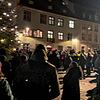 Etwa 500 Menschen sind am Montagabend in Villingen erneut &bdquo;spazieren&ldquo; gegangen. Die aller meisten der Erwachsenen und vielen ...