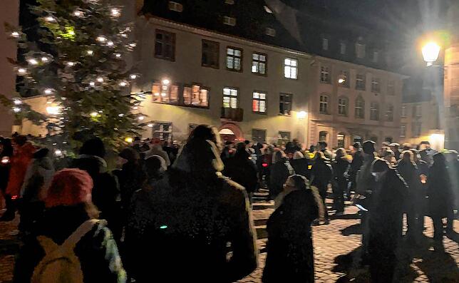 Etwa 500 Menschen sind am Montagabend in Villingen erneut „spazieren“ gegangen. Die aller meisten der Erwachsenen und vielen ...