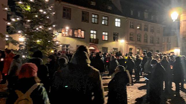 Etwa 500 Menschen sind am Montagabend in Villingen erneut &bdquo;spazieren&ldquo; gegangen. Die aller meisten der Erwachsenen und vielen ...