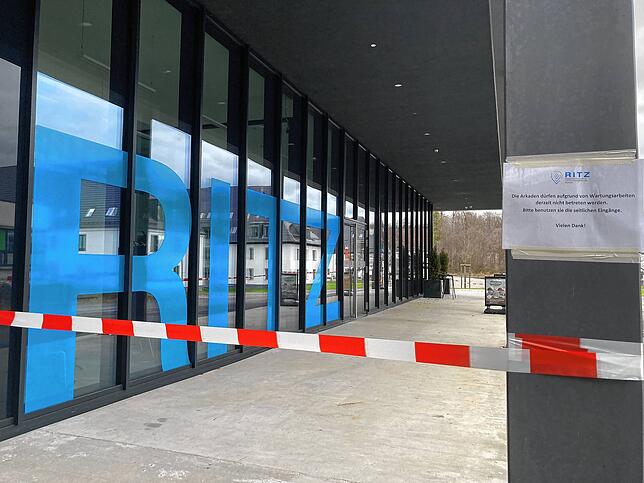 Der Haupteingang am nagelneuen Technologiezentrum Ritz ist derzeit abgesperrt, weil Baufehler an der Fassade vermutet werden.