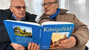 Auf Spurensuche: Hans-Beat Motel (links) und Gunther Schwarz erinnern an die Opfer des Nazi-Regimes. Bild: Ina Klietz