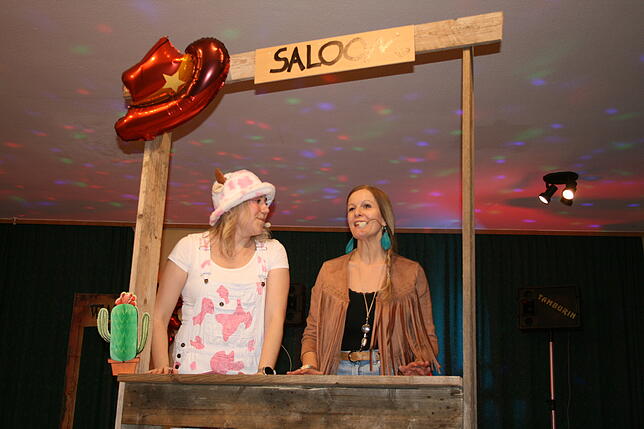 „Rosalinde und ihr Cowgirl“ alias Michelle Widmann und Annette Schatz moderieren durch das Programm beim Weiberball