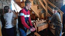 Ordentliches Geklapper: Die Ministranten Franzi Rick, Nico Schulz und Stefan Hofacker (von links) drehen im Kirchturm kräftig an den ...