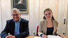 Emma Rohrbach trägt sich ins goldene Buch der Stadt Bad Säckingen ein und begeistert mit ihren Leistungen und ihrer Disziplin ...