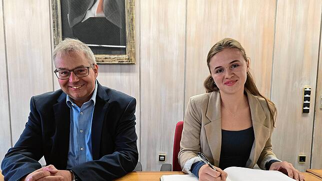 Emma Rohrbach trägt sich ins goldene Buch der Stadt Bad Säckingen ein und begeistert mit ihren Leistungen und ihrer Disziplin ...
