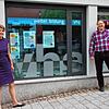Die Vorsitzende der VHS Landkreis Konstanz, Nikola Ferling, und Frank Weigelt, Leiter der Hauptstelle Stockach, können von den ...