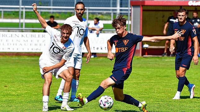 Voller Einsatz: Lokalmatador Marek Bleise (rechts) trat mit dem Oberligisten 1. FC Rielasingen-Arlen im heimischen Jestetten zum Test ...