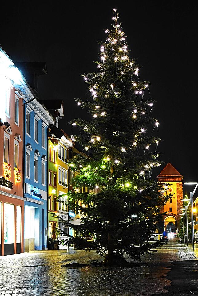 An der Weihnachsbeleuchtung in Villingen, hier am Marktplatz, und in Schwenningen will die Stadt nicht sparen. Die Kosten beliefen sich ...