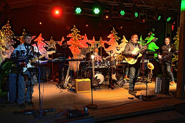 Bild 23: Jetzt ist die Weihnachtszauberei voll im Gang: Bilder vom besucherstärksten Tag in Triberg