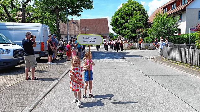 Bild 3: Festumzug am Gmeindshus Oberlauchringen – Höhepunkt des 4-tägigen Bezirksmusikfest