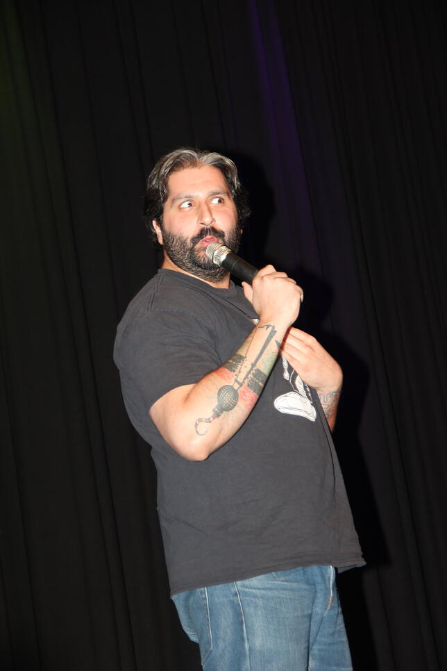 Comedian Passun Azhand geht bei seinem Auftritt im Rahmen der Verleihung des Zivilcourage-Preises immer wieder aufs Publikum ein.