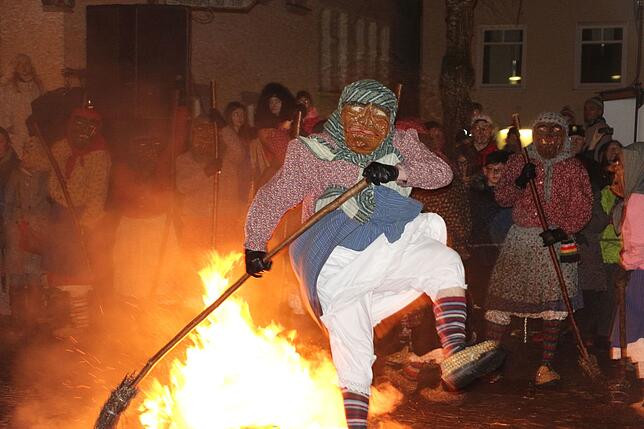 Bild 12: Oje die Fasnet hat ein Loch: Bilder von der Hexenverbrennung in Pfullendorf