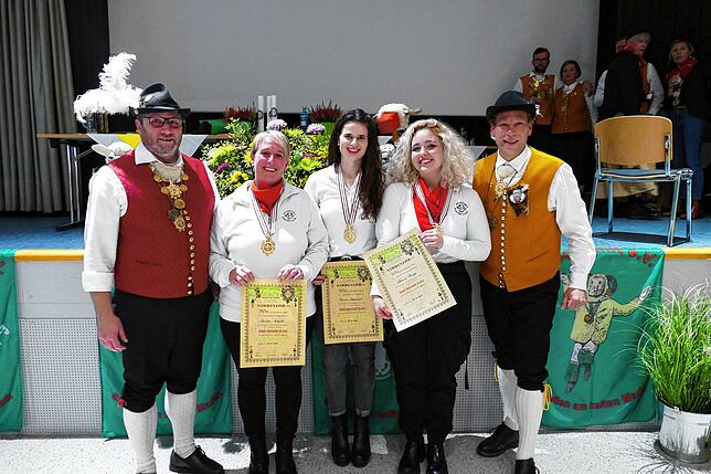 Zunftmeister Oliver Beil (links) und sein Vize Patrick Greveler (rechts) mit Kerstin Arendt, Carina Steinhart und Leonie Philipp (von ...