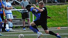 Der FV Tennenbronn (Mohamed Gomina, blaues Trikot) vermasselte mit dem 2:2 dem FV Möhringen (Maurice Dressel) den direkten Aufstieg in ...