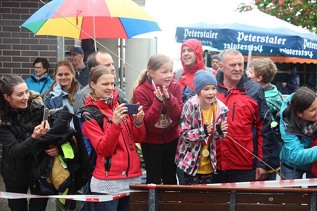Entlang der Laufstrecke wurde kräftig angefeuert, aufgrund der Witterung aber weniger lautstark als um Vorjahr.