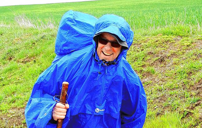 Bernd Forster im Regen. Das Cape spielt im Buch immer wieder eine Rolle.