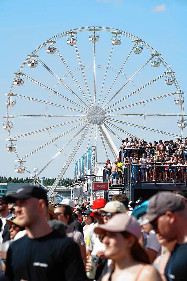 Wer sich das Festival-Gelände von weiter oben anschauen möchte, kann eine Runde mit dem Riesenrad fahren.