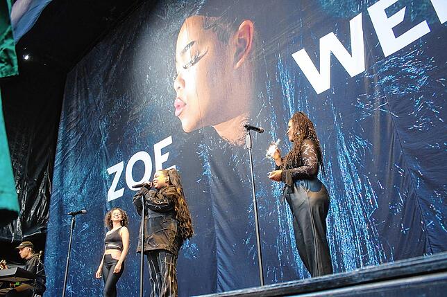 Zoe Wees beim Schlossplatz Meersburg Open Air als Vorgruppe von Sarah Connor.