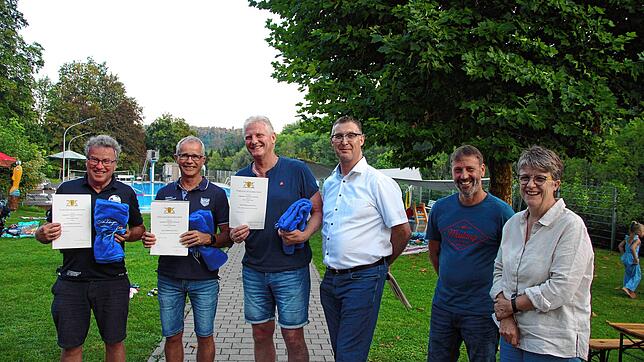Für ihr langjähriges Engagement wurde den drei Gründungsvorsitzenden der Schwimmfreunde Stühlingen Friedbert Pabst, Horst Neumann und ...