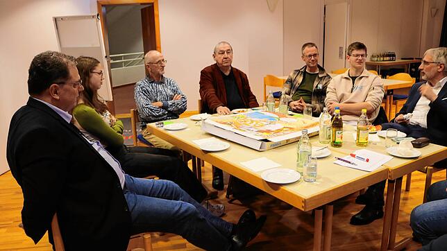 Der Einladung zum Gespräch folgen nur zwei Jugendliche (von links): Bürgermeister Tobias Link, Veronika Otto (16), die Gemeinderäte Hugo ...