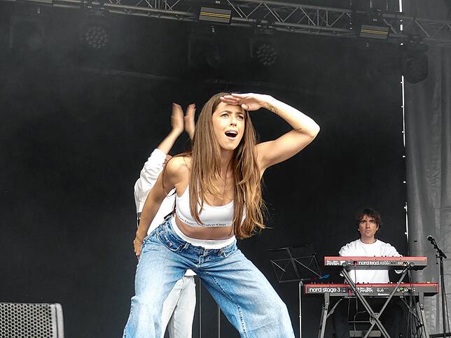 Vanessa Mai knüpft gleich zu Beginn ein Band zu ihren Fans – und lässt es das ganze Konzert nicht abreißen.