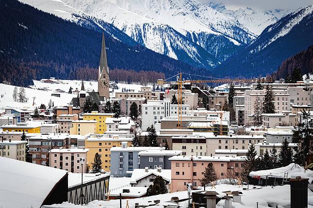 Am Ortsrand von Davos geht es hinauf auf den Flüelapass.