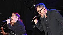 Nicole Scholz und Peter Arnegger von The Soulmachine heizen dem Publikum in der Gems in Singen ordentlich ein. Bild: Andreas Hühner