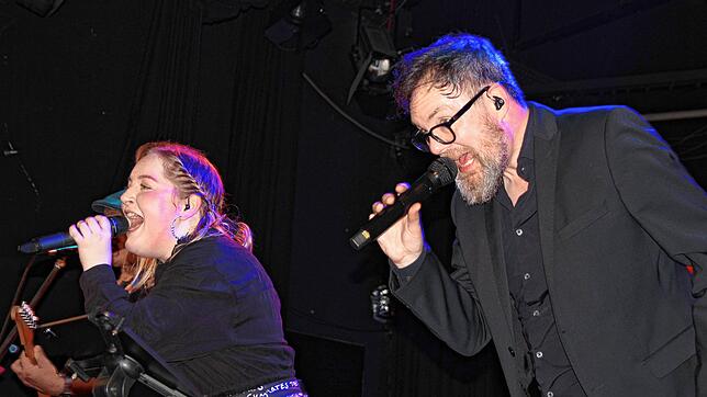 Nicole Scholz und Peter Arnegger von The Soulmachine heizen dem Publikum in der Gems in Singen ordentlich ein. Bild: Andreas Hühner