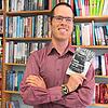 Marco Dorer präsentiert in der Buchhandlung Schönenberger stolz sein Buch "Meine Lebensreise mit MS". Bild: Claudius Eberl