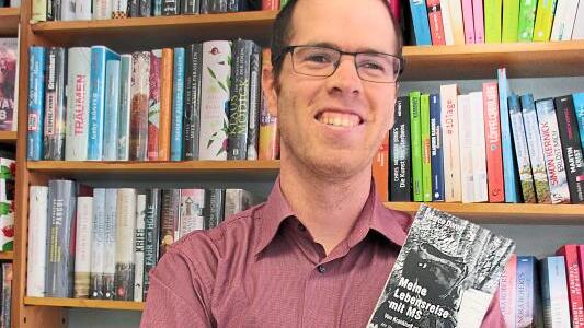 Marco Dorer präsentiert in der Buchhandlung Schönenberger stolz sein Buch "Meine Lebensreise mit MS". Bild: Claudius Eberl