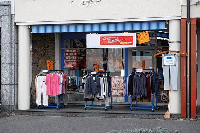 Räumungsverkauf beim &bdquo;Deep Blue&ldquo; an der Seestraße.