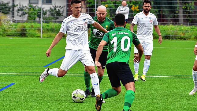 Doppelt: Gleich zwei Mal traf David Duvnjak (links) für den VfB Waldshut beim 5:2-Erfolg im Viertelfinale des Bezirkspokals gegen den FC ...