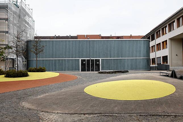 Relativ neu und hochwertig: Die Sporthalle Paradies zwischen Ellenrieder-Gymnasium und Wallgut-Schule.
