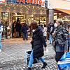 Weihnachtseinkäufer in Villingen. Die Wochen vor und nach dem Weihnachtsfest zählen zu den umsatzstärksten des Einzelhandels. Doch die ...