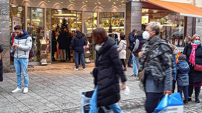 Weihnachtseinkäufer in Villingen. Die Wochen vor und nach dem Weihnachtsfest zählen zu den umsatzstärksten des Einzelhandels. Doch die ...
