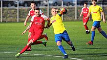 Der FC Singen (Sven Körner, rechts) hat sich mit einem furiosen 5:1-Erfolg über Elzach-Yach durchgesetzt.