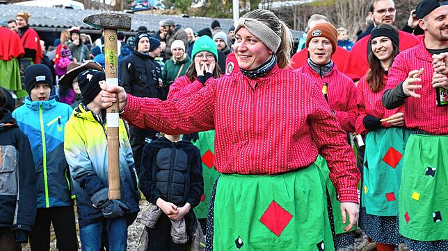 Im Bild Sarah Eckert für die &bdquo;Ichbe-Alt&ldquo;. Sie hält den Vorschlaghammer über zwei Minuten. Bild: Werner Müller