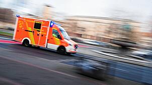Ein Rettungswagen im Einsatz. (Symbolbild) Zwei Frauen müssen nach einem Unfall bei Wehr ins Krankenhaus.