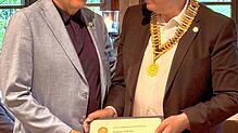 Neuer Präsident ist Bernhard Stiefel (rechts). Er ehrte seinen Vorgänger Wilfried Hahn.  Bild: Ullrich Dittler