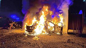 Ein Auto, das beim Gottmadinger Bauhof abgestellt war, brannte vollständig aus.