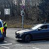Noch läuft ein Amokalarm zum Zeitpunkt dieser Aufnahme: Auch ein Zivilfahrzeug der Polizei ist dabei, als die Einsatzkräfte am Dienstag, ...