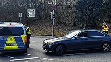 Noch läuft ein Amokalarm zum Zeitpunkt dieser Aufnahme: Auch ein Zivilfahrzeug der Polizei ist dabei, als die Einsatzkräfte am Dienstag, ...