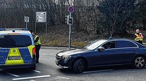 Noch läuft ein Amokalarm zum Zeitpunkt dieser Aufnahme: Auch ein Zivilfahrzeug der Polizei ist dabei, als die Einsatzkräfte am Dienstag, ...