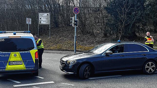 Noch läuft ein Amokalarm zum Zeitpunkt dieser Aufnahme: Auch ein Zivilfahrzeug der Polizei ist dabei, als die Einsatzkräfte am Dienstag, ...