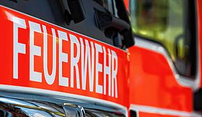 Die Feuerwehr ist mit Löscharbeiten beschäftigt (Symbolbild)