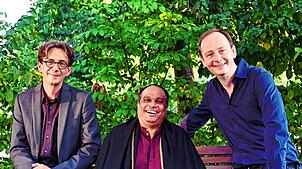Das Trio „Berlin to Lahore“ mit dem Schlagzeuger Thomas Rüdiger, dem Sitar-Spieler Ashraf Sharif Khan und dem Pianisten Christoph Reuter ...