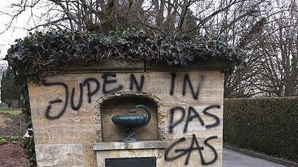 Auch antisemitische Sprüche waren auf dem Hauptfriedhof zu lesen.