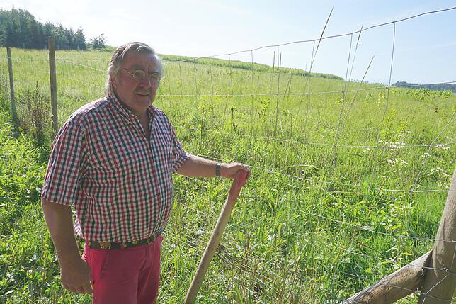 Land weg: Bauer Anton Schraff hat auch diese nun eingezäunte Ackerfläche eingebüßt. Der Staat beansprucht das Feld heute als Ausgleich ...