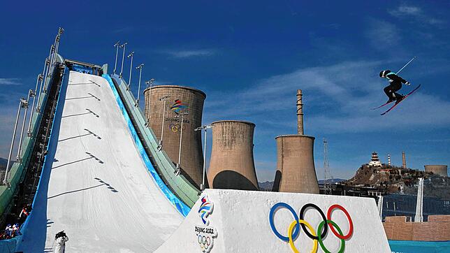 Die Wettkampfstätten bei den Winterspielen brachten gewöhnungsbedürftigen Bilder hervor, wie das der 60 Meter hohen Big-Air-Rampe auf ...